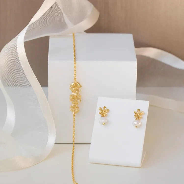 blommor pärla örhängen i förgyllt silver - Lumé Etched