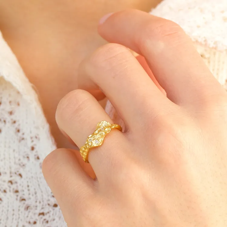vit zirkon ring i förgyllt silver - Lumé Etched