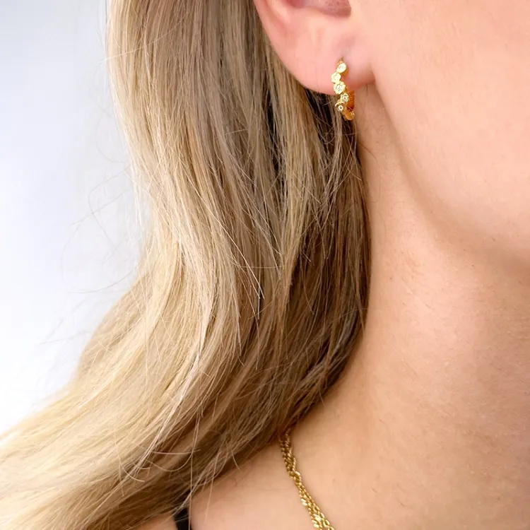 12 mm vita zirkon creol i förgyllt silver - Bubbly Sparkle
