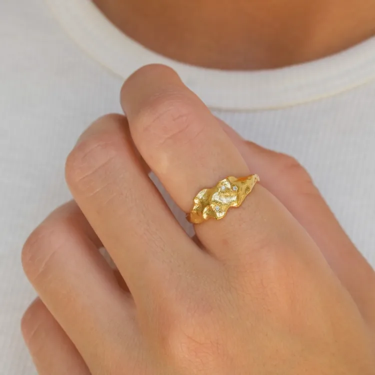 bred zirkon ring i förgyllt silver - Lumé Etched