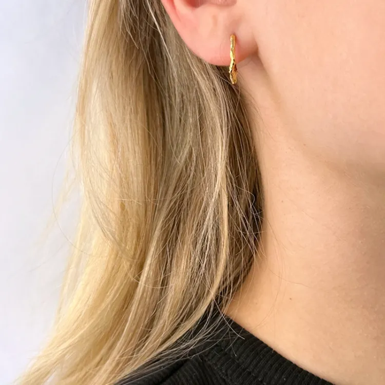 13 mm creol i förgyllt silver - Lumé Etched