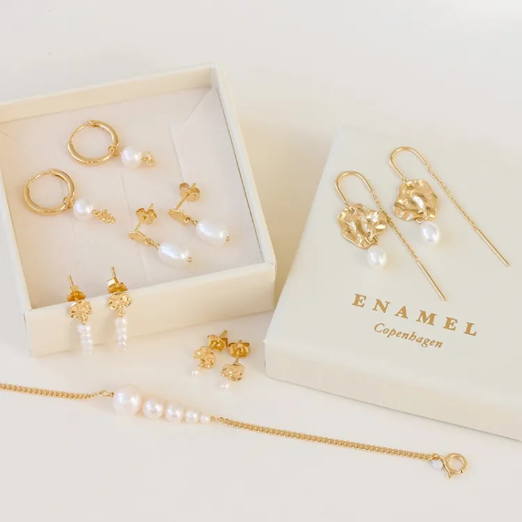 Enamel Kai Pearl pärla kedja örhängen i förgyllt silver