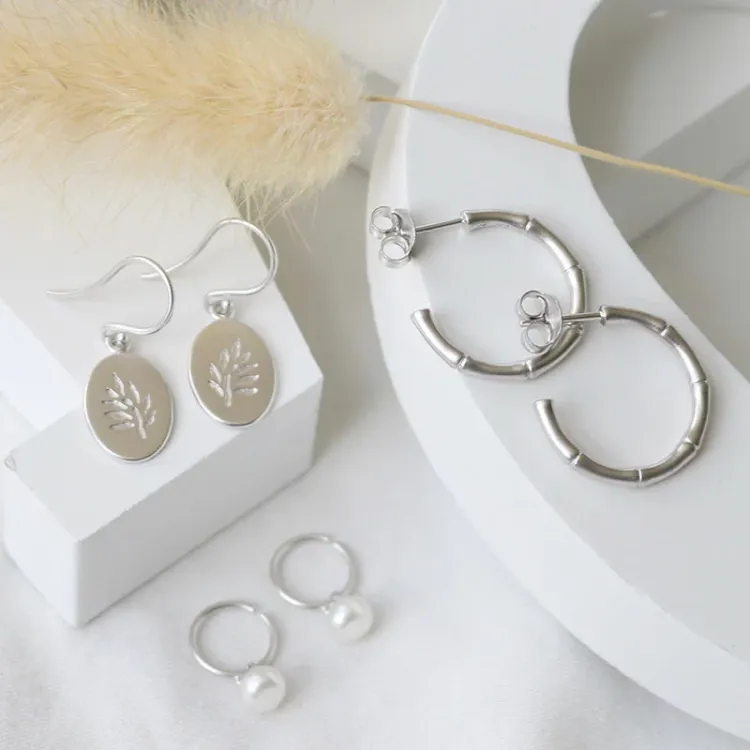 Julie Sandlau Classic blad örhängen i satinrhodinerat sterlingsilver