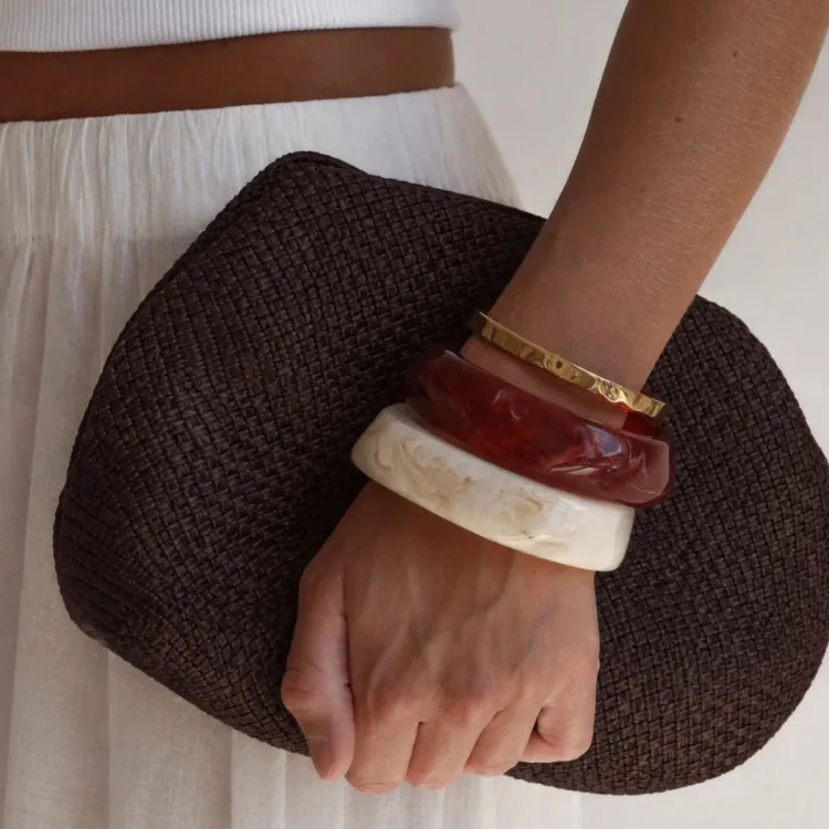 röd bangle i harts - AURA