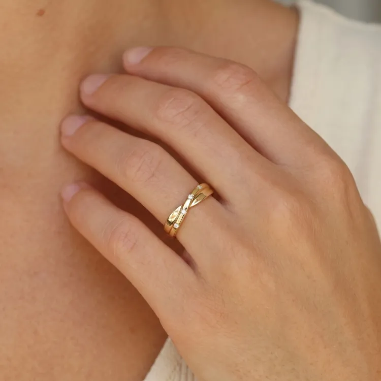 abstrakt diamant ring i 9 karat guld 0,03 ct