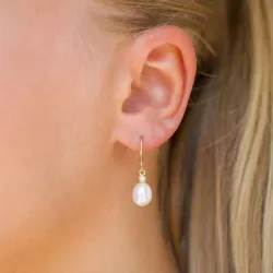 Ovala 7 - 8 mm aaa-graderad sötvattenspärla briljiantöronringar i 14 karat guld med diamanter 