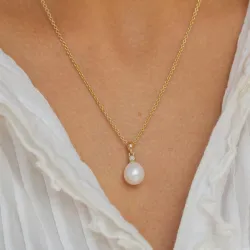 Ovalt pärla diamantberlocker i 14  carat guld 0,02 ct