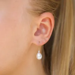 Ovala 7 - 8 mm aaa-graderad sötvattenspärla diamantörhängen i 14 karat guld med diamanter 