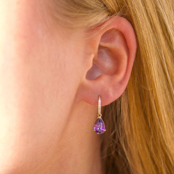 lila örhängen i 9 karat guld med syntetisk ametist och zirkon - Gold Collection