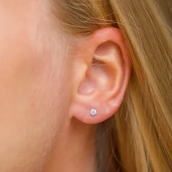 3 mm örhängen i 14 karat vitguld med zirkoner