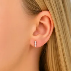 örhängen i rhodinerat silver med lab grown diamant 