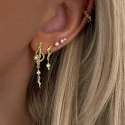 Nava Zale  långa pärla örhängen i förgyllt silver