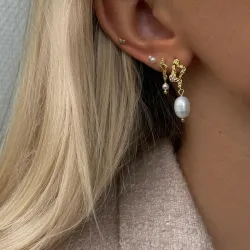 Nava Bahiri  pärla örhängen i förgyllt silver vit zirkon