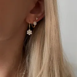 Nava Bellis pärla örhängen i förgyllt silver