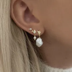 Nava Avani örhängen i förgyllt silver vit zirkon