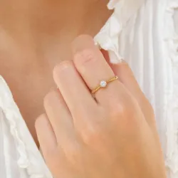 smal solitärring i 8 karat guld - Gold Collection