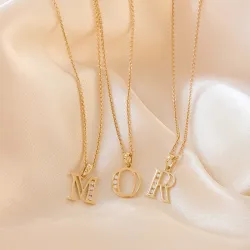 bokstav r hängen i 14  carat guld 0,04 ct