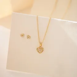 Støvring Design hjärta smycke set i förgyllt silver vit zirkon