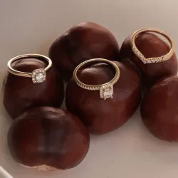 fyrkantigt zirkon guldring i 9 karat guld