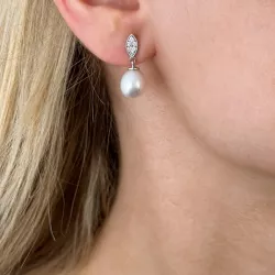 ovala pärla diamantörhängen i 14 karat vitguld med diamant 