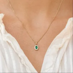 ovalt smaragd diamantberlocker i 14  carat guld 0,25 ct 0,15 ct