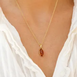 ovalt bärnsten hängen i förgyllt silver