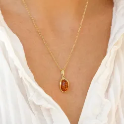 ovalt bärnsten hängen i förgyllt silver