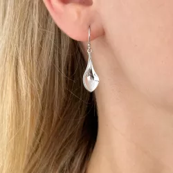 Droppformad örhängen i rhodinerat silver