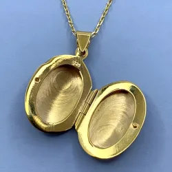 oval medaljong i förgyllt silver
