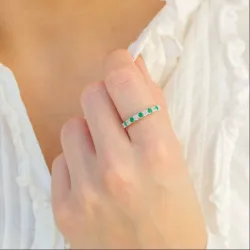 grön alliancring i silver