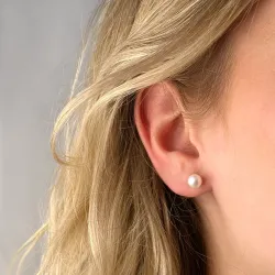 6 mm elfenbensvit pärlörhängen i 9 karat guld