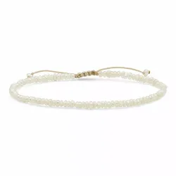 elegant vit pärlarmband med sötvattenspärlor.