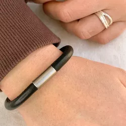 sort läder armband i stål  x 6 mm