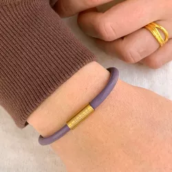 Rund lila armband i läder med förgyllt stål lås  x 4 mm