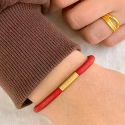 Platt röd magnetarmband i läder med förgyllt stål lås  x 6 mm