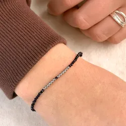 mörkblå metallic armband med sten og hematite.