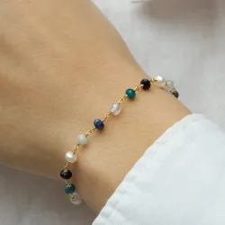 multifärgade armband med sten.