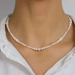 Blandad storlek halsband med sötvattenspärlor