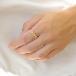 prästkrage rosa ring i förgyllt silver - Maggie