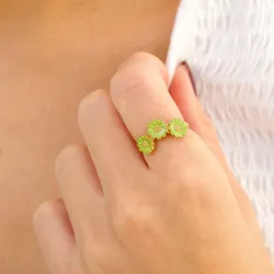 prästkrage ljusgrön ring i förgyllt silver - Maggie