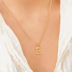 bokstav e hängen i förgyllt silver