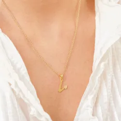 bokstav v hängen i förgyllt silver