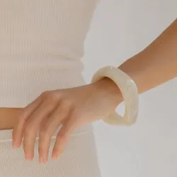 vit bangle i harts - AURA