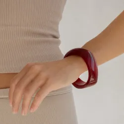 röd bangle i harts - AURA