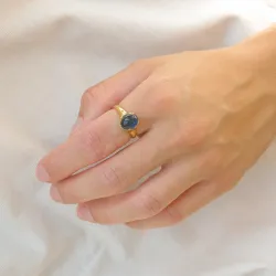 mörkblå kristal ring i förgyllt silver - Loom Stones