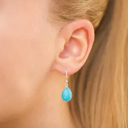 droppe syntetisk turkis örhängen i silver - Loom Stones