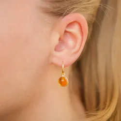 syntetisk bärnsten örhängen i förgyllt silver - Loom Stones