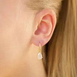 droppe vit månsten örhängen i förgyllt silver - Loom Stones