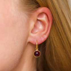 runda röd kristal örhängen i förgylld mässing - Loom Stones