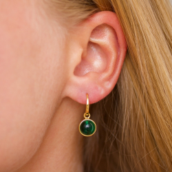 runda mörkgrön kristall örhängen i förgylld mässing - Loom Stones